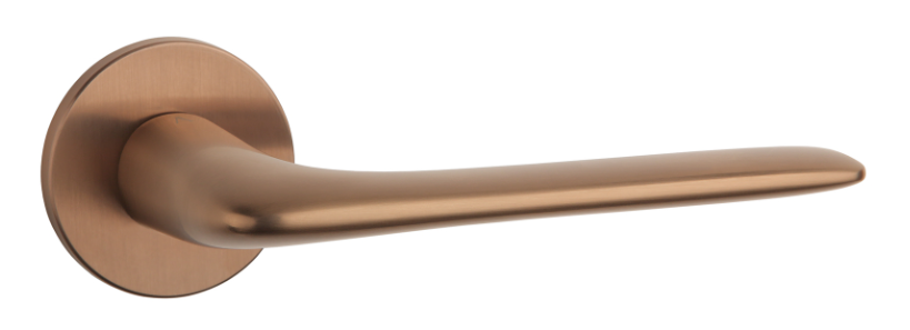 Stylowy uchwyt drzwiowy w kolorze miedzi, o gładkiej, nowoczesnej formie.