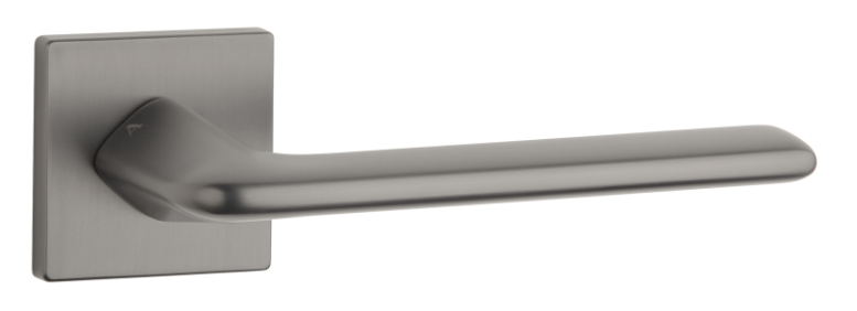 Nowoczesny uchwyt drzwiowy w kolorze stalowym, z prostą, ergonomiczną formą.