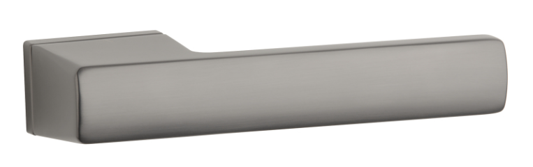 Metalowy uchwyt w kolorze szczotkowanego niklu, prostokątny z zaokrąglonymi krawędziami.