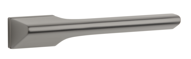 Srebrny uchwyt o prostym, nowoczesnym kształcie, wykonany z metalu.