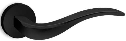 Czarna klamka o opływowym kształcie, zamocowana na okrągłej podstawie.