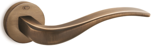 Elegancka, brązowa klamka drzwiowa o opływowym kształcie, zamocowana na okrągłej podstawie.