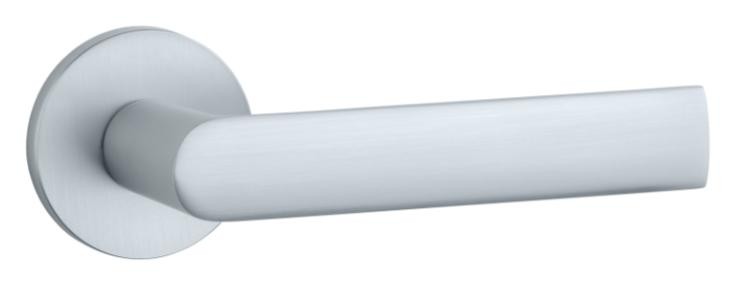 Srebrna klamka drzwiowa o nowoczesnym, minimalistycznym designie.