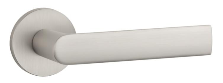 Srebrny uchwyt drzwiowy o prostym, nowoczesnym kształcie, zamocowany na okrągłej podstawie.