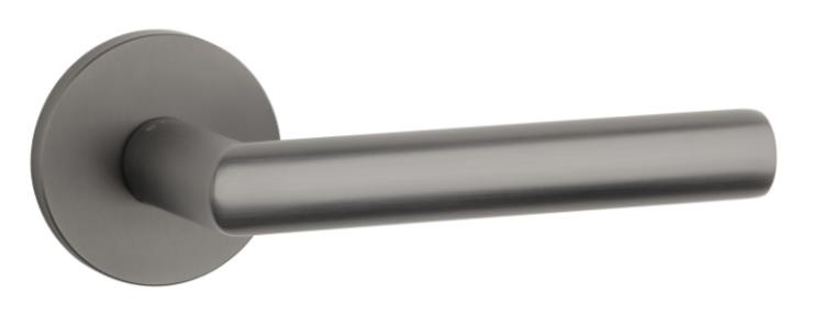 Metalowy uchwyt drzwiowy w odcieniu szaro-srebrnym, zamocowany na okrągłej podstawie.