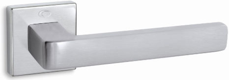 Srebrna klamka drzwiowa o prostokątnym kształcie, zamocowana na kwadratowej podstawie.