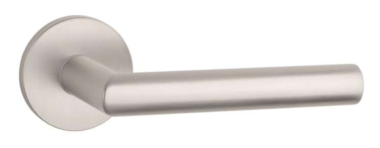 Metalowy uchwyt drzwiowy w matowym wykończeniu, zamocowany na okrągłej podstawie.