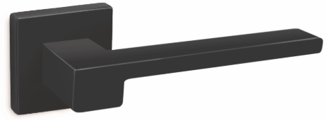 Czarny uchwyt drzwiowy o prostokątnym kształcie, zamocowany na kwadratowej rozecie.