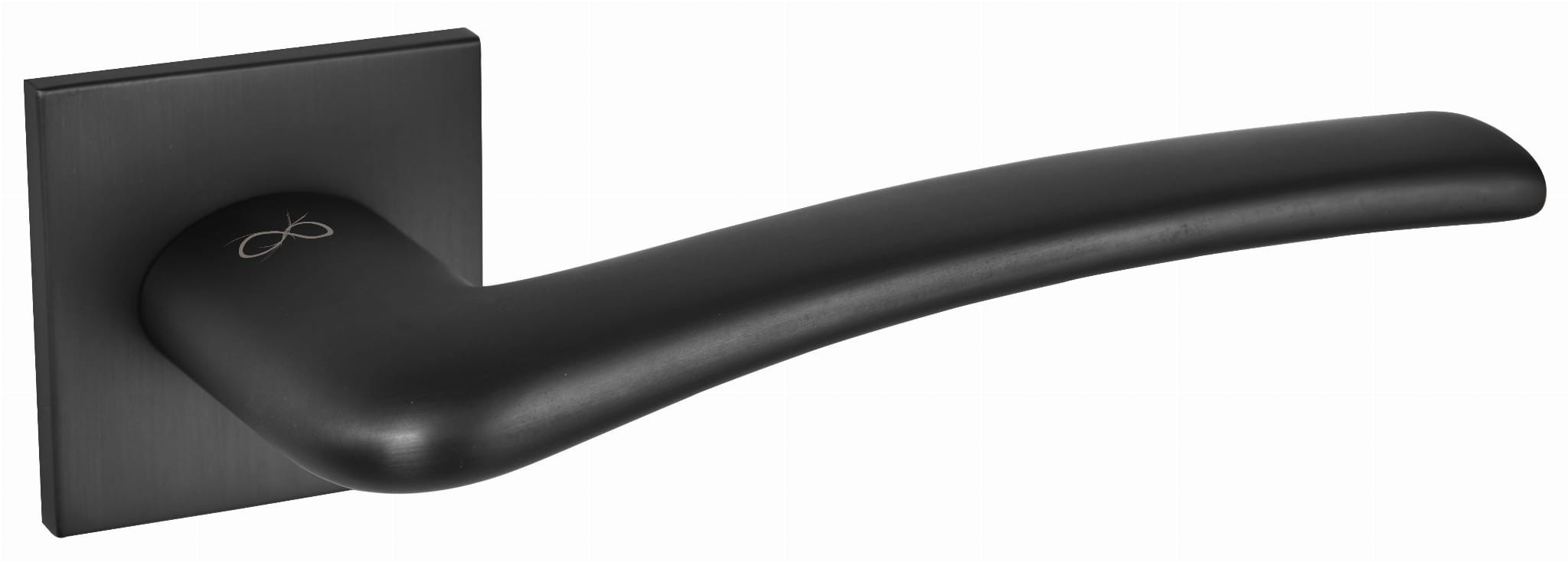 Czarna klamka drzwiowa o nowoczesnym, ergonomicznym kształcie, montowana na prostokątnej podstawie.