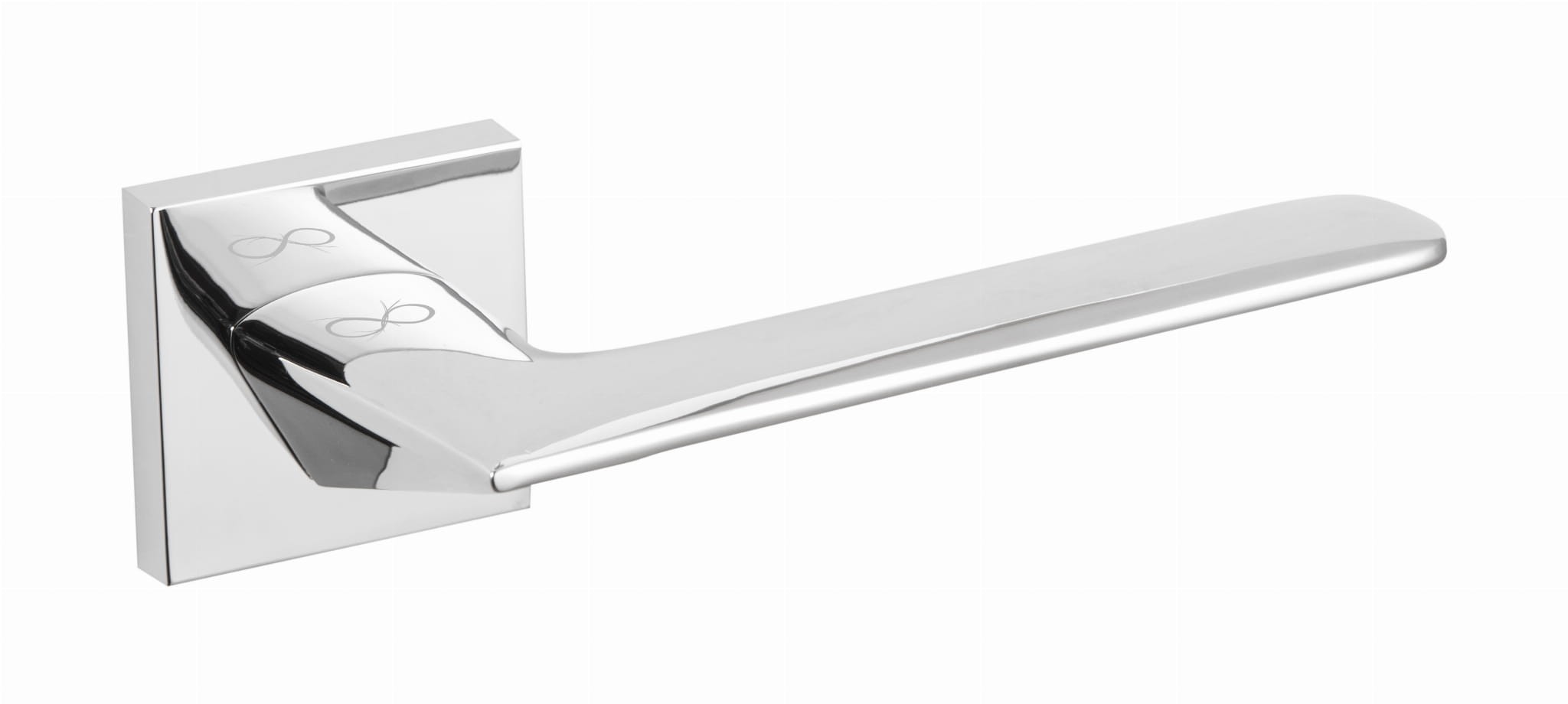 Elegancki, chromowany uchwyt drzwiowy o nowoczesnym designie z delikatnym wzorem.