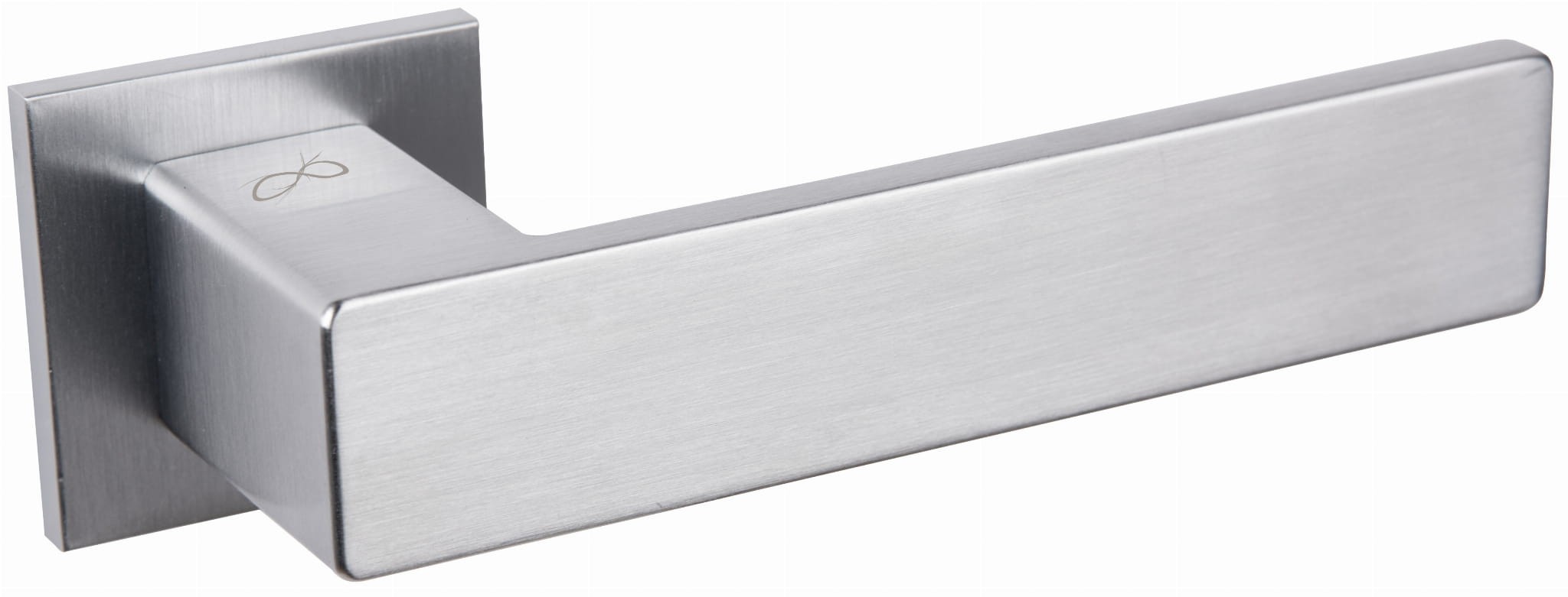 Srebrny uchwyt drzwiowy o prostokątnym kształcie, wykonany z metalu, z delikatnym wzorem na powierzchni.