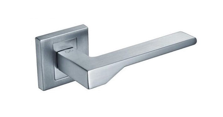 Srebrna klamka drzwiowa o nowoczesnym, minimalistycznym designie.