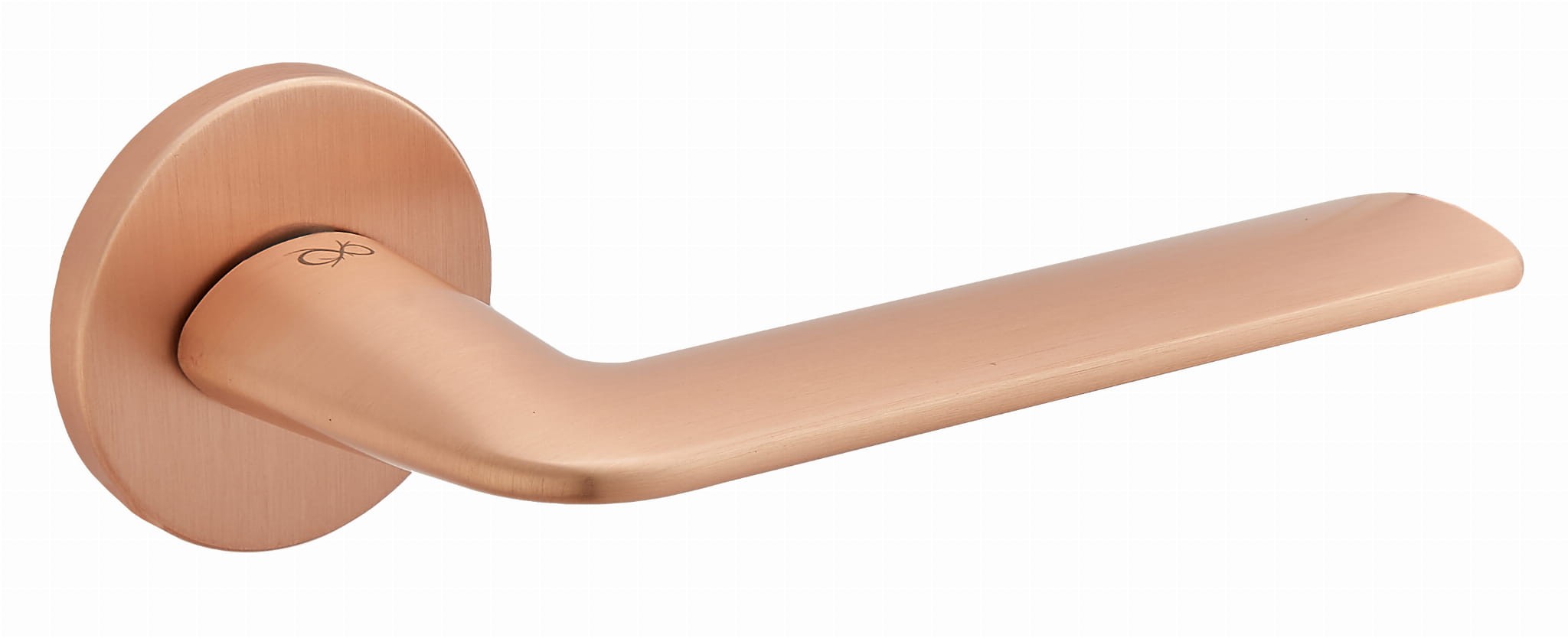 Mosiężny uchwyt drzwiowy w kolorze miedzi, o nowoczesnym, minimalistycznym designie.