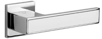 Lśniący, prostokątny uchwyt drzwiowy w chromowanym wykończeniu.