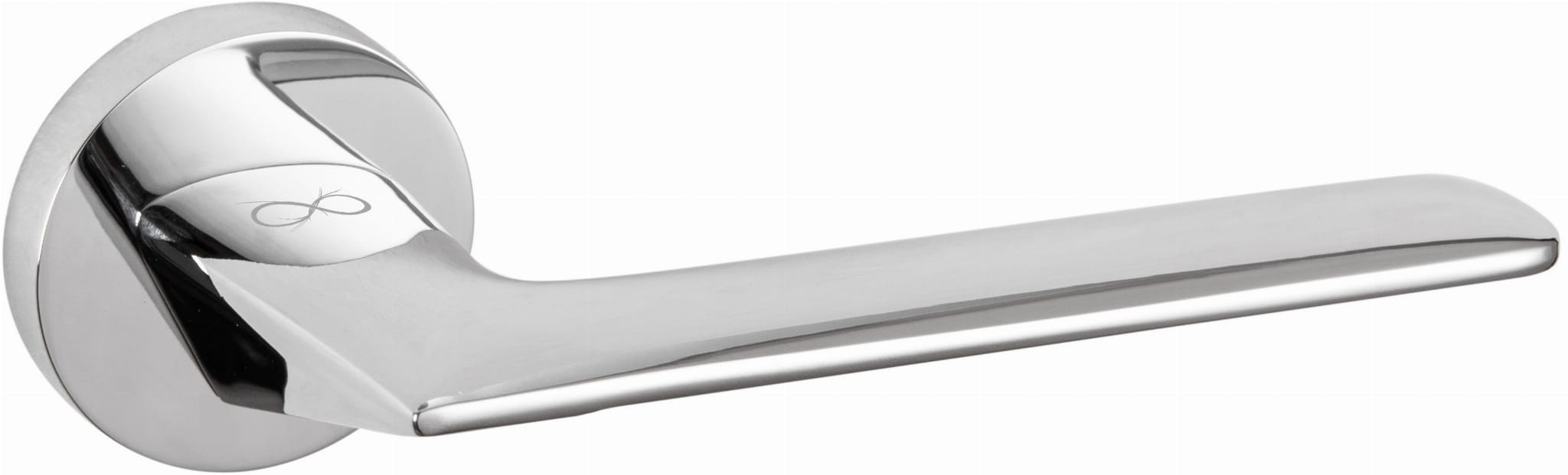 Elegancka, metalowa klamka drzwiowa w połyskującym wykończeniu.