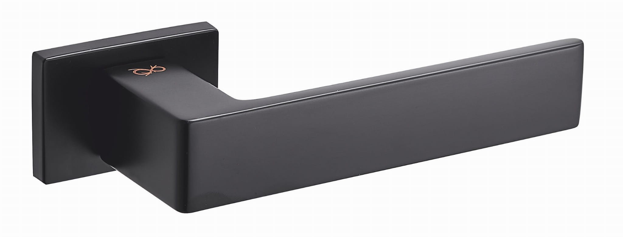Czarny uchwyt drzwiowy o prostokątnym kształcie, z delikatnym logo w kolorze miedzi.