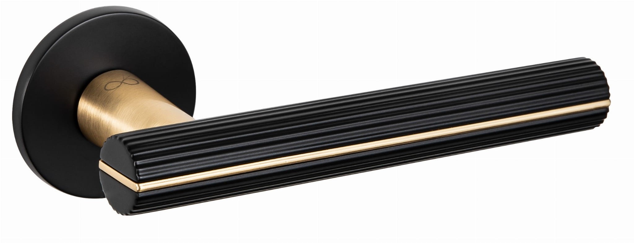 Elegancki uchwyt drzwiowy w kolorze czarnym z złotymi akcentami, o ryflowanej powierzchni.
