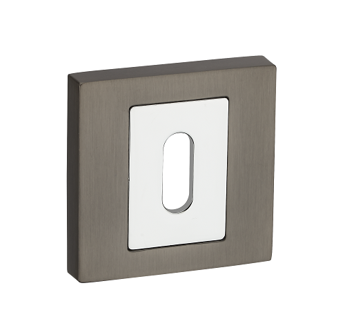 Stylowy włącznik światła w metalowej ramce, z białym przyciskiem w kształcie prostokąta.