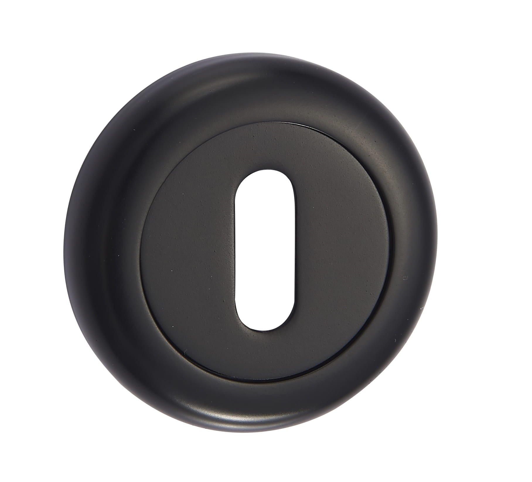 Czarny, okrągły element z otworem w kształcie prostokąta, prawdopodobnie część mechanizmu lub dekoracji.