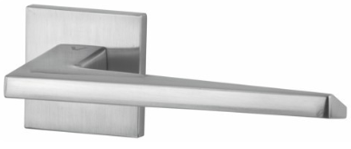 Nowoczesny uchwyt drzwiowy w kolorze srebrnym, o prostym, minimalistycznym kształcie.