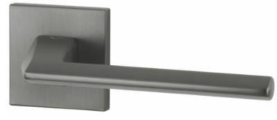 Srebrny uchwyt drzwiowy o prostym, nowoczesnym designie na kwadratowej podstawie.