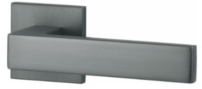 Nowoczesny, prostokątny uchwyt drzwiowy w odcieniu szaro-srebrnym.