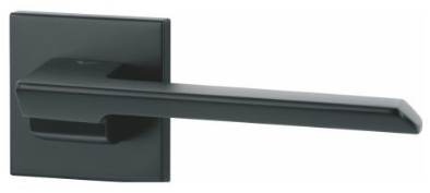 Czarna klamka drzwiowa o nowoczesnym designie, zamocowana na prostokątnej podstawie.