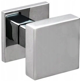 Nowoczesny, kwadratowy uchwyt drzwiowy w metalicznym wykończeniu.