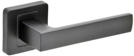 Czarny uchwyt drzwiowy o prostokątnym kształcie i minimalistycznym designie.