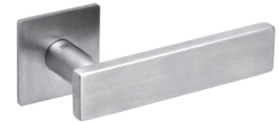 Metalowy uchwyt drzwiowy w prostokątnym kształcie, wykonany z matowego stali nierdzewnej.