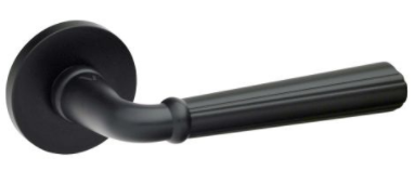 Czarny uchwyt drzwiowy o prostym, eleganckim kształcie, zamocowany na okrągłej podstawie.