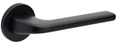 Czarna klamka drzwiowa o nowoczesnym, minimalistycznym designie.