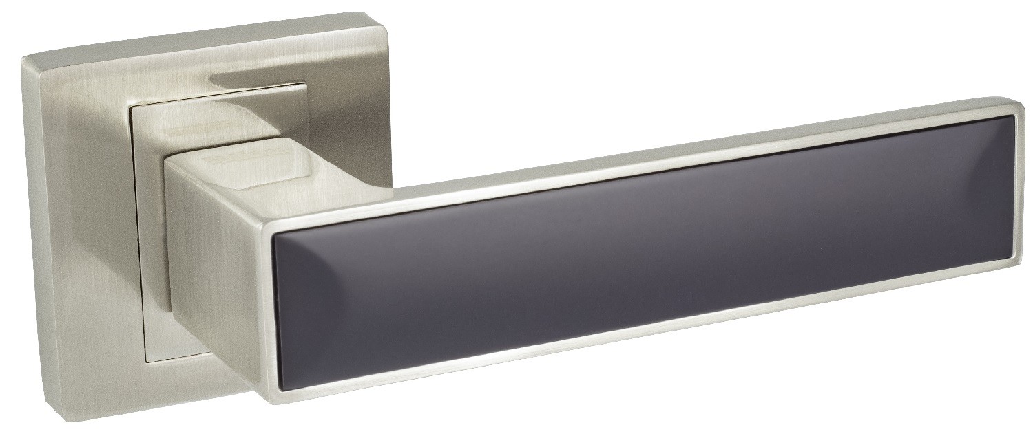 Nowoczesny uchwyt drzwiowy w kolorze srebrnym z czarnym, prostokątnym akcentem.