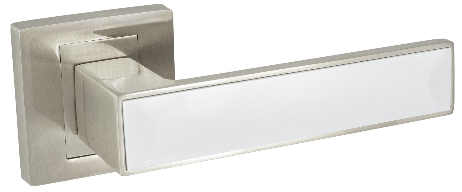 Nowoczesny uchwyt drzwiowy w kolorze srebrnym, prostokątny z gładką powierzchnią.