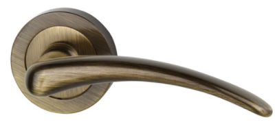 Złota klamka drzwiowa o eleganckim, zaokrąglonym kształcie i matowym wykończeniu.