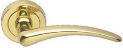 Złota klamka drzwiowa o eleganckim, zaokrąglonym kształcie.