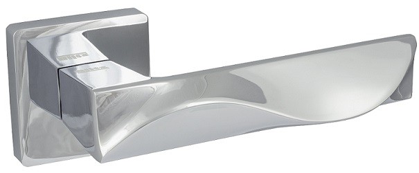 Nowoczesny uchwyt drzwiowy w chromowanym wykończeniu, o eleganckim, falistym kształcie.