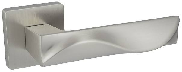 Nowoczesny uchwyt drzwiowy w kolorze stalowym, o lekko falistym kształcie i prostokątnej podstawie.