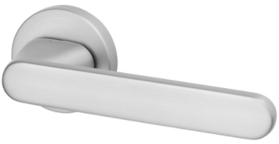 Metalowa klamka w kolorze srebrnym, o prostym, nowoczesnym kształcie.