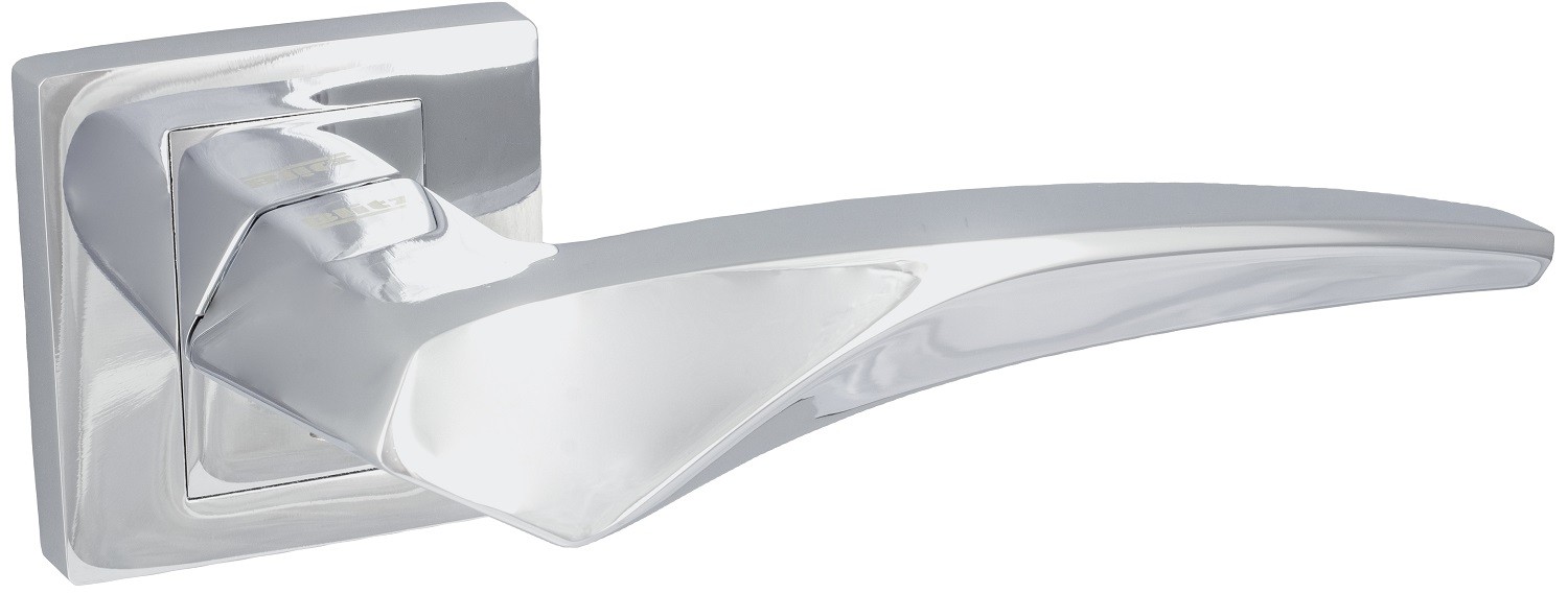 Nowoczesny, błyszczący uchwyt drzwiowy w kształcie falistej linii, zamontowany na prostokątnej płycie.