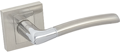 Metalowy uchwyt drzwiowy o nowoczesnym designie, z prostą, lekko zakrzywioną rączką.