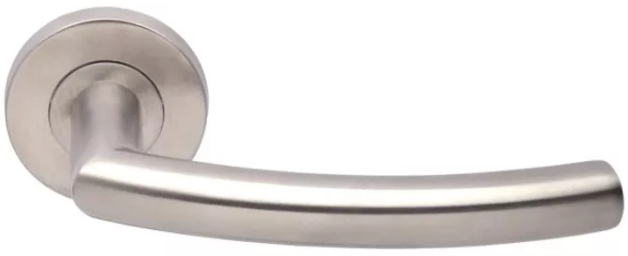 Srebrny uchwyt drzwiowy o prostym, eleganckim kształcie.