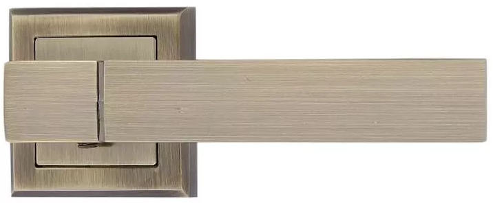 Metalowy uchwyt drzwiowy w kolorze szczotkowanego mosiądzu, prosty w formie, zamocowany na kwadratowej podstawie.