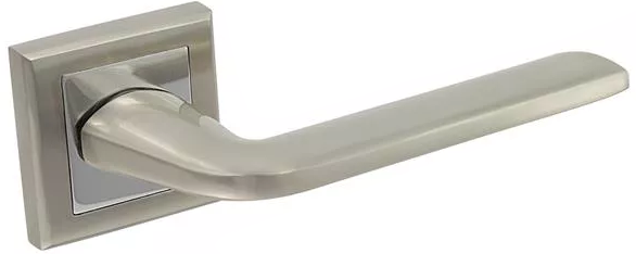 Srebrna klamka drzwiowa o prostym, nowoczesnym kształcie, zamocowana na kwadratowej podstawie.