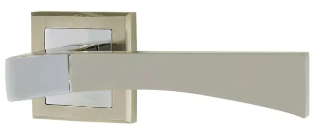 Nowoczesny uchwyt drzwiowy w kolorze srebrnym, zamontowany na prostokątnej rozecie.