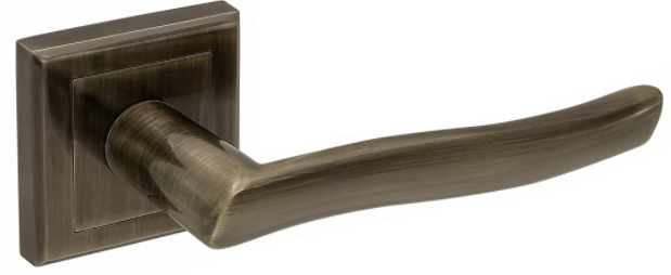 Stylowy uchwyt drzwiowy w odcieniu antycznego brązu, z prostą, ergonomicznie wyprofilowaną rączką.