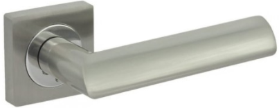 Srebrna klamka drzwiowa o nowoczesnym, prostym kształcie i kwadratowej podstawie.