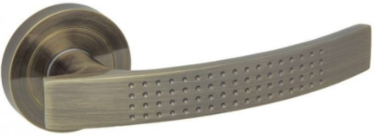 Złoty uchwyt drzwiowy z teksturą, o prostym, eleganckim kształcie.