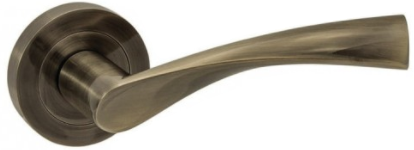 Stylowy uchwyt drzwiowy w odcieniu mosiądzu, z elegancką, opływową formą.