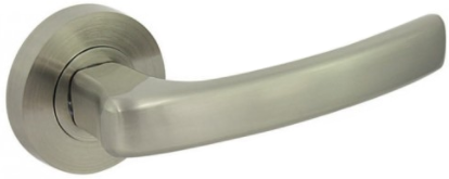 Metalowy uchwyt drzwiowy w matowym wykończeniu, o prostym, nowoczesnym kształcie.